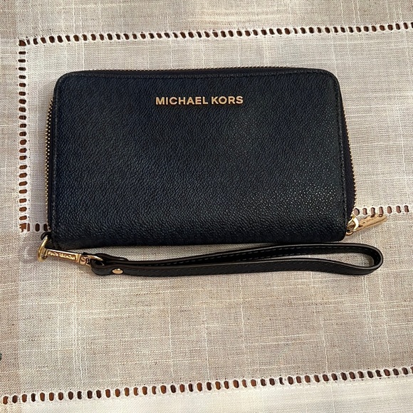 Michael Kors Wristet - Picture 1 of 9
